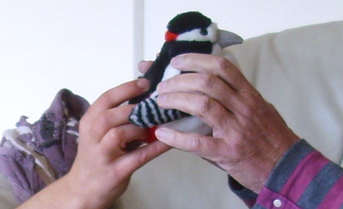 Hände fassen nach einem Plüschtier